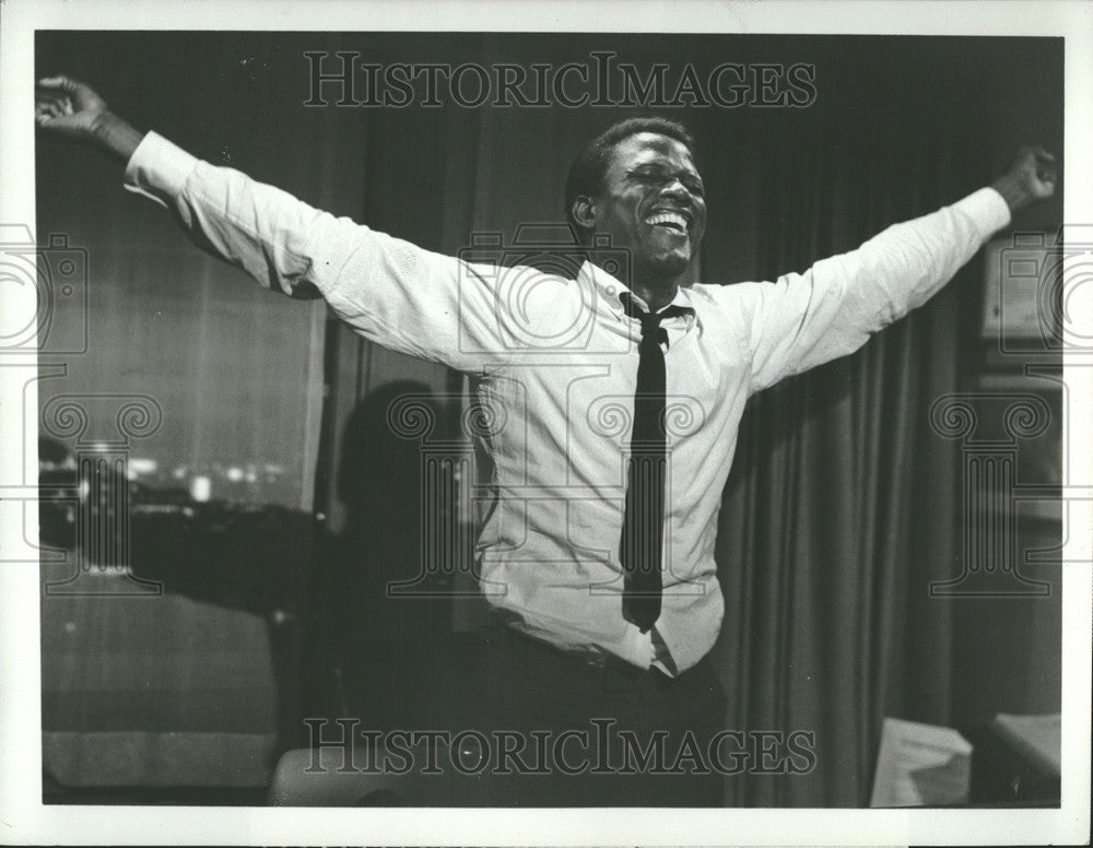 1969 Press Photo Sidney Poitier actor Slender Thread - Historic Images