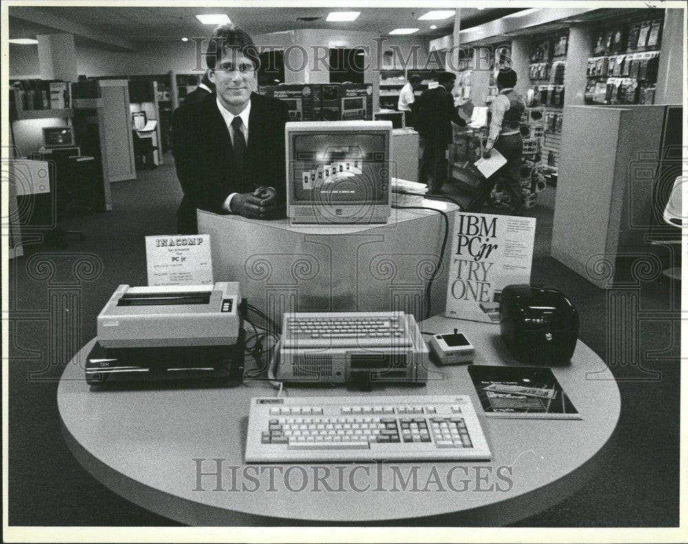 1984 Press Photo Tom Pointe Senior Vice President - Historic Images