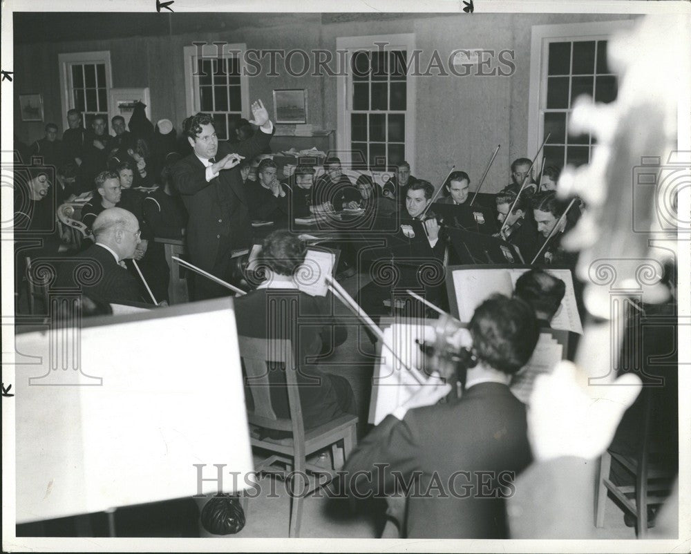 1944 Press Photo Valter Poole symphony conductor MI - Historic Images