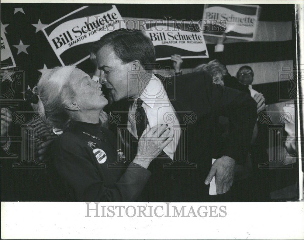 1990 Press Photo Rep. Bill Schutte kisses his mother - Historic Images