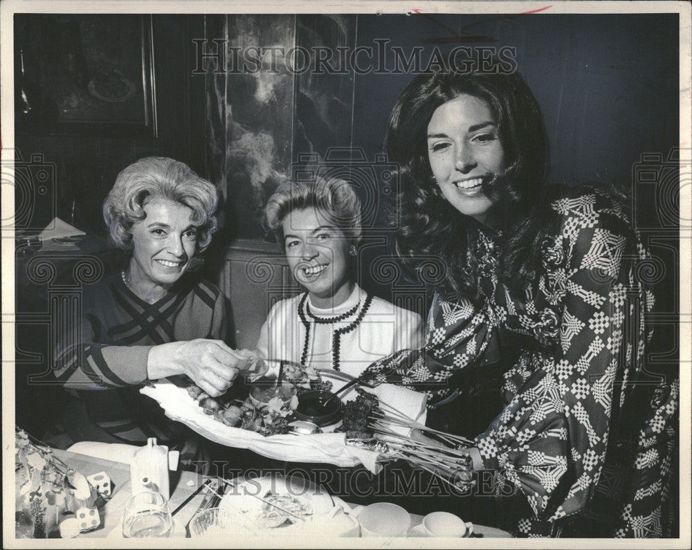 1972 Press Photo Burton Gamble Schoenith Oriental Food - Historic Images