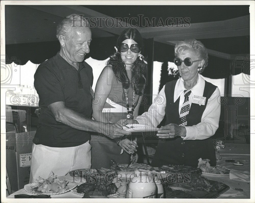 1971 Press Photo Picnic Schoenith Joseph Boat Racing - Historic Images