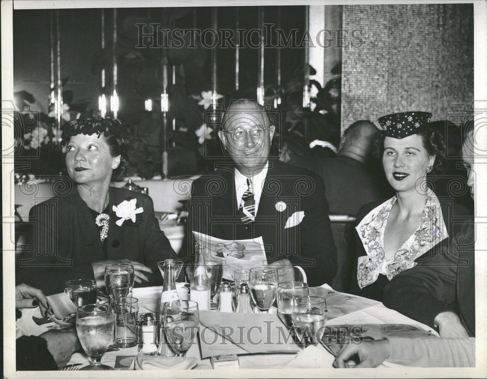 1945 Press Photo Jim Cox Mrs Ed Schoenherr formal table - Historic Images