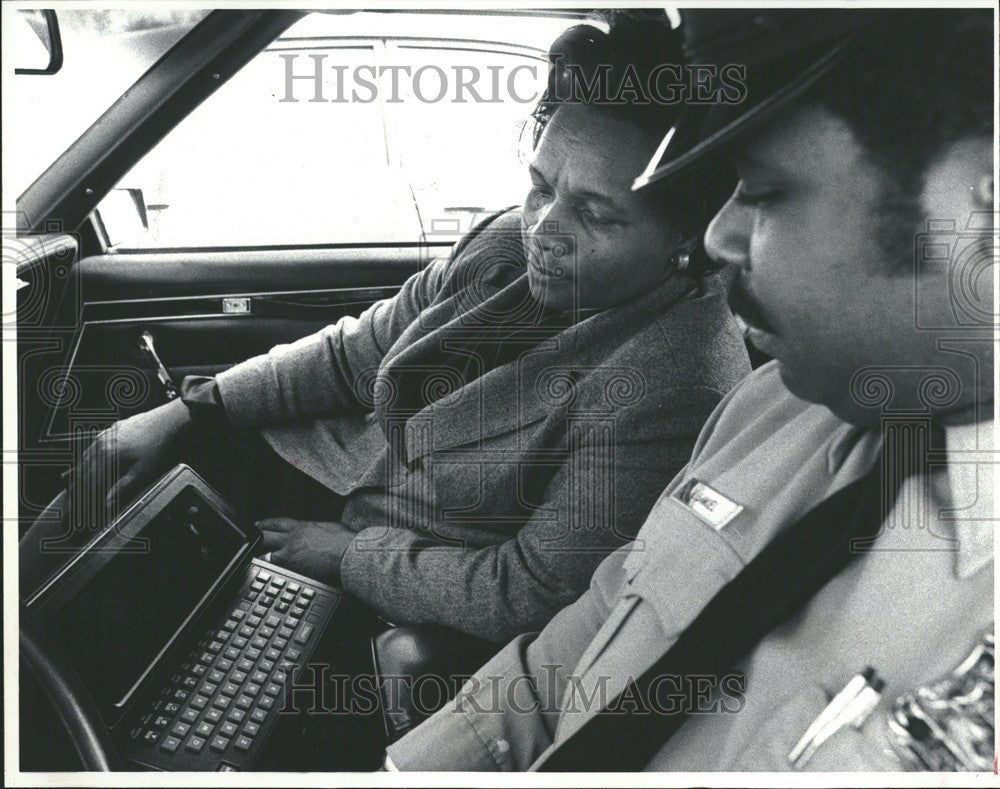 1981 Press Photo Alvin Samual explaining Scout car - Historic Images