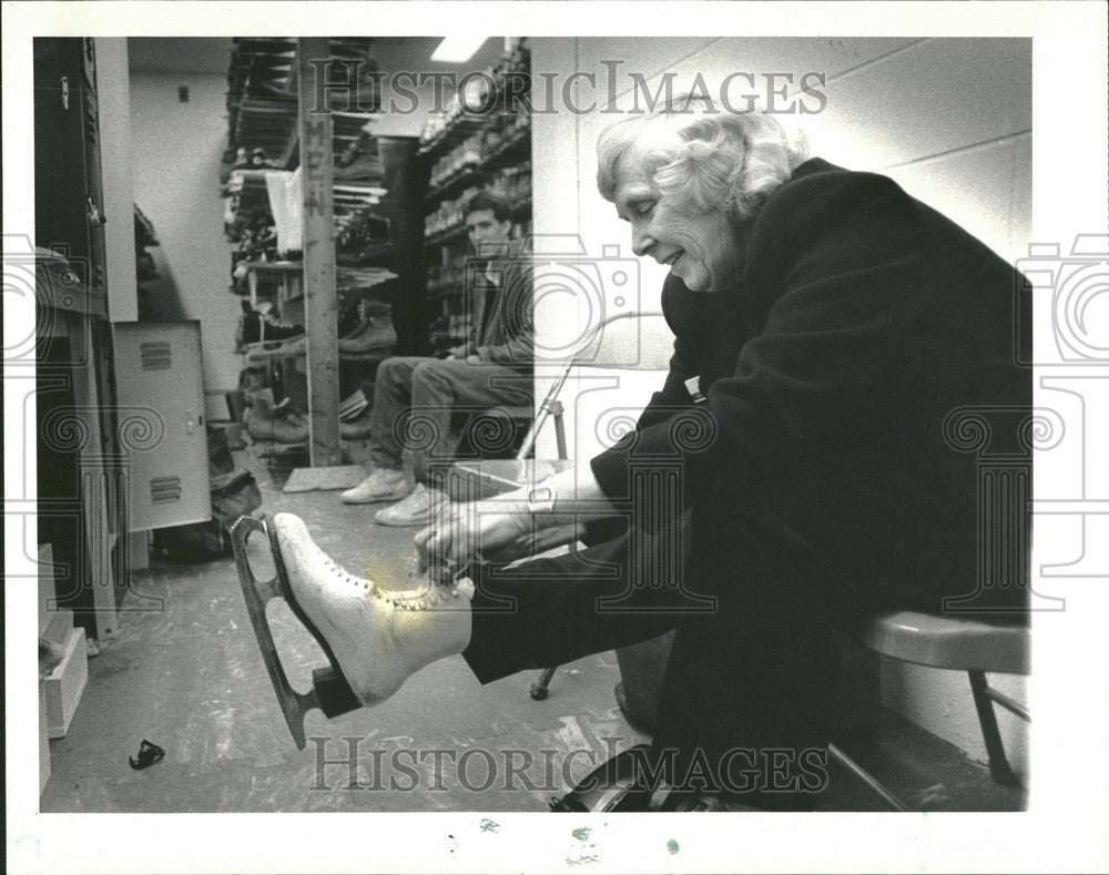 1987 Press Photo Williamson laces up pair of skates - Historic Images