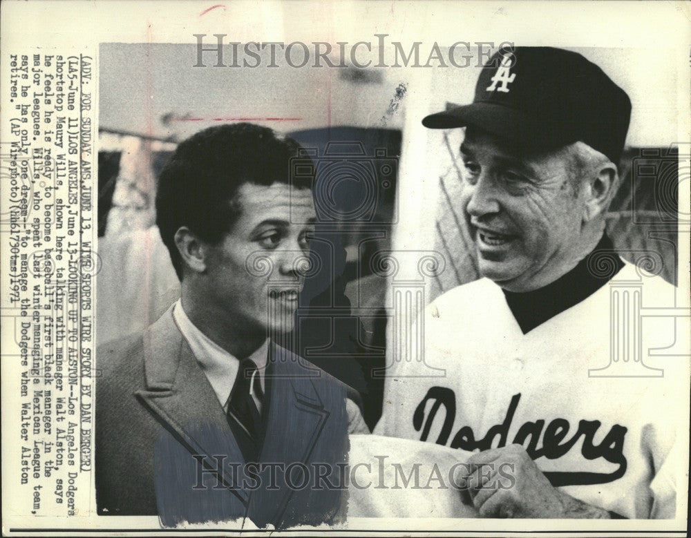 1971 Press Photo Maury Wills Manager Walt Alston Dodger - Historic Images