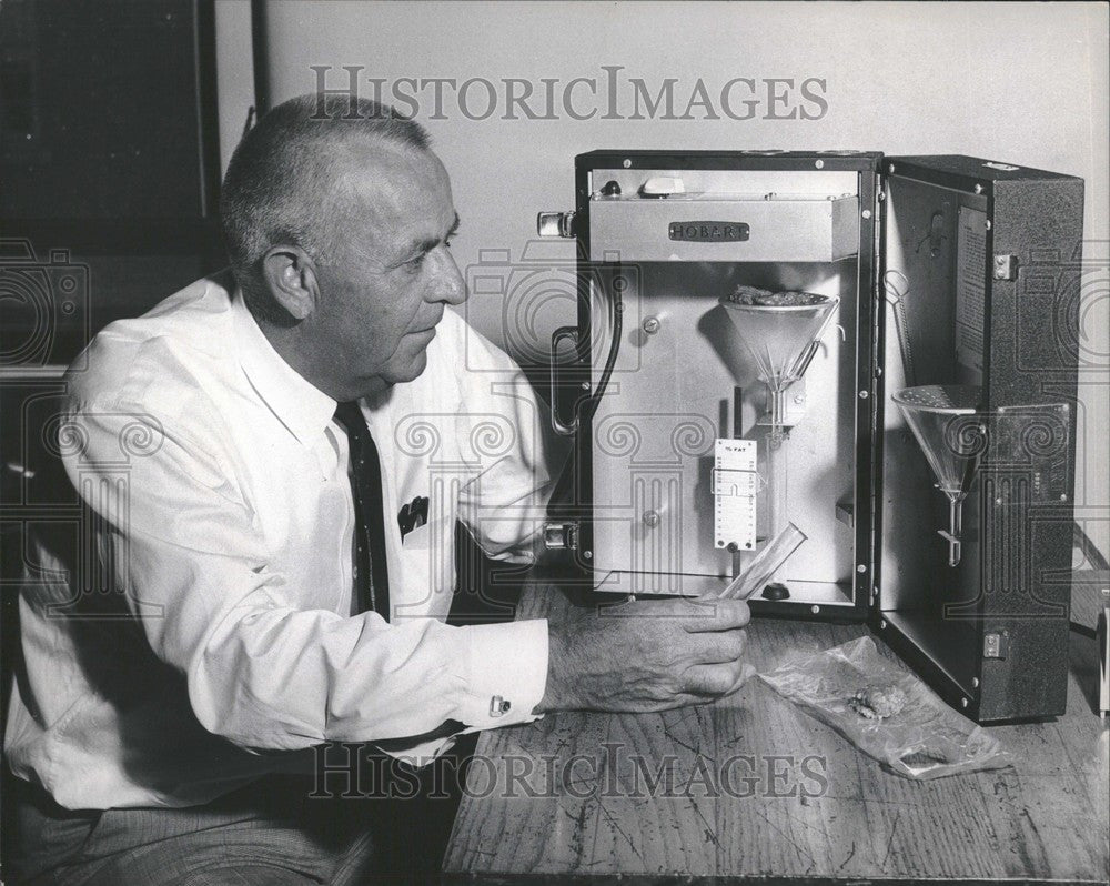 1964 Press Photo Dr. Robert William - Historic Images