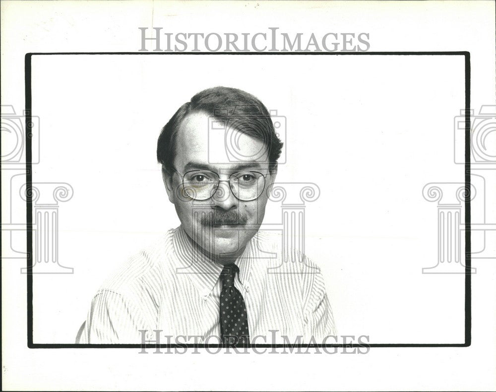 1991 Press Photo Jack Seamonds Bic Desk - Historic Images