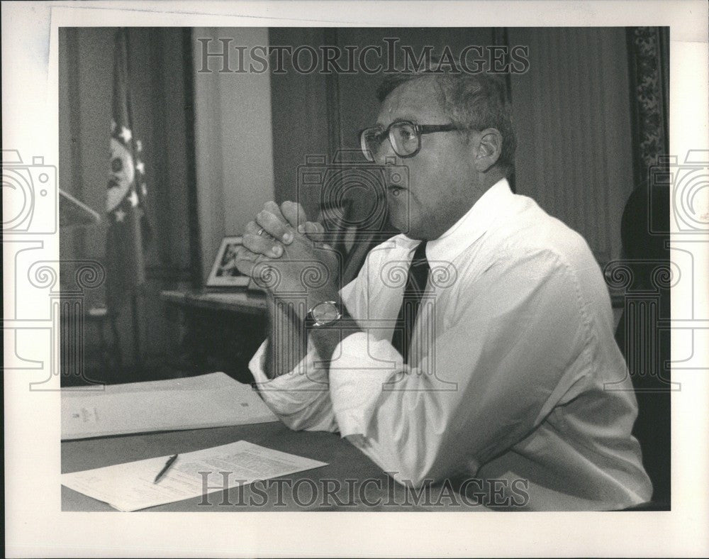 1989 Press Photo V. S. Ambassador Peter Secchiq Founder - Historic Images