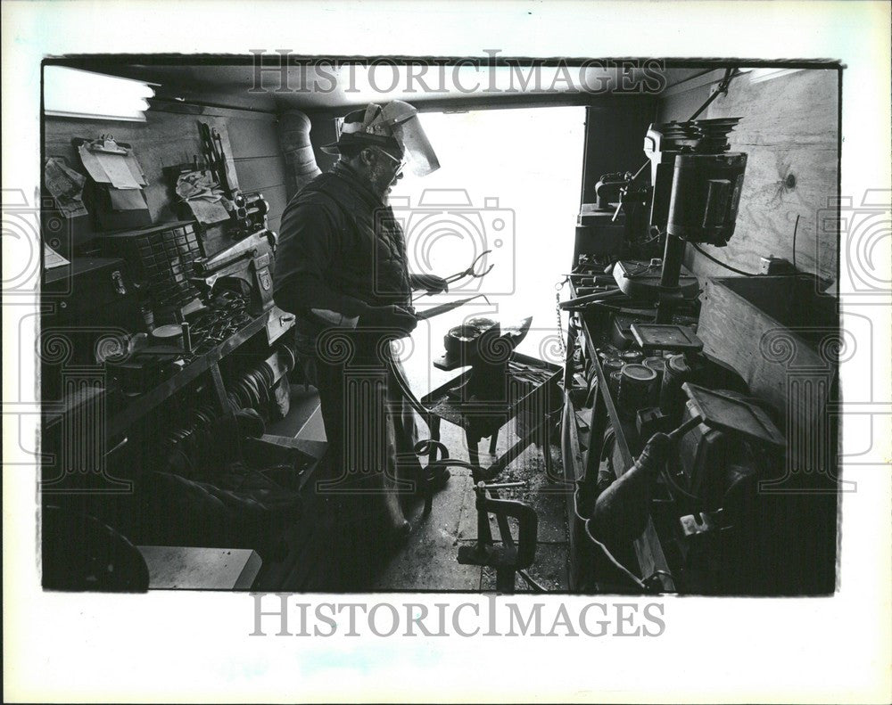 1985 Press Photo Doug Seay blacksmith for 25 yrs check - Historic Images