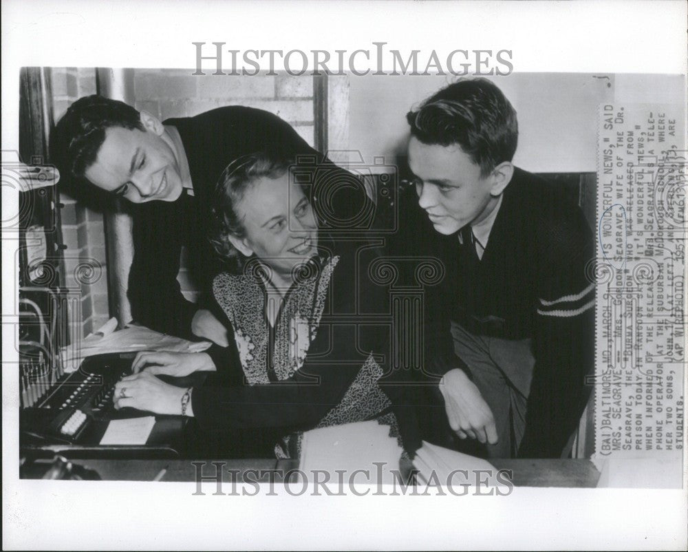 1951 Press Photo Gordon Seagrave Burma prisoner - Historic Images