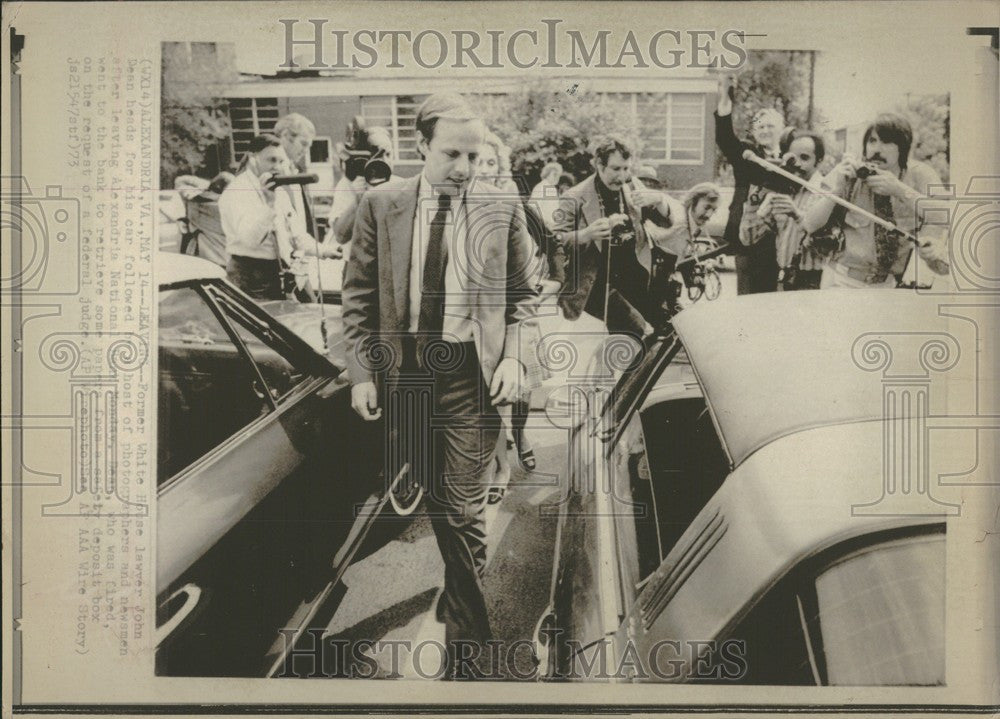 1973 Press Photo leaving lawyer john dean bank - Historic Images