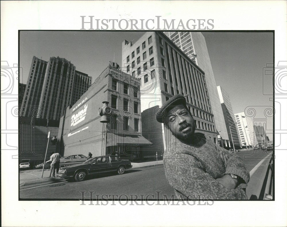 1987 Press Photo Thieves Lantern Bert Dearing Stolen - Historic Images