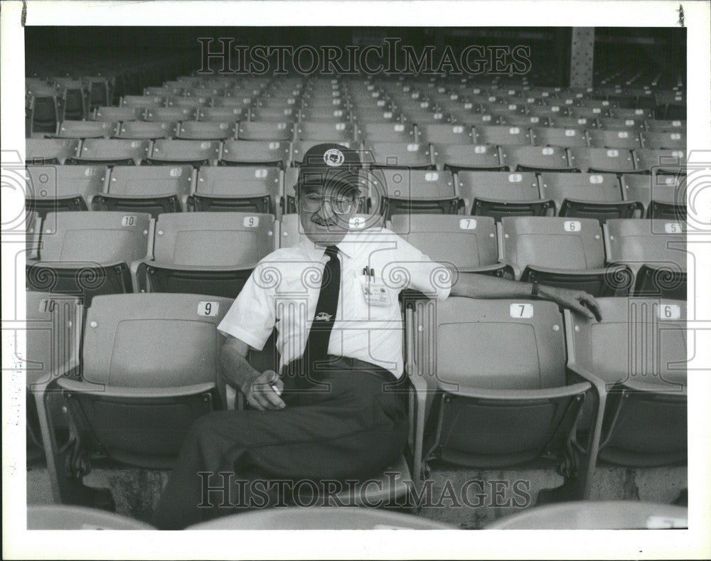 1989 Press Photo Usher sitting alone in Alfred DeGrazia - Historic Images