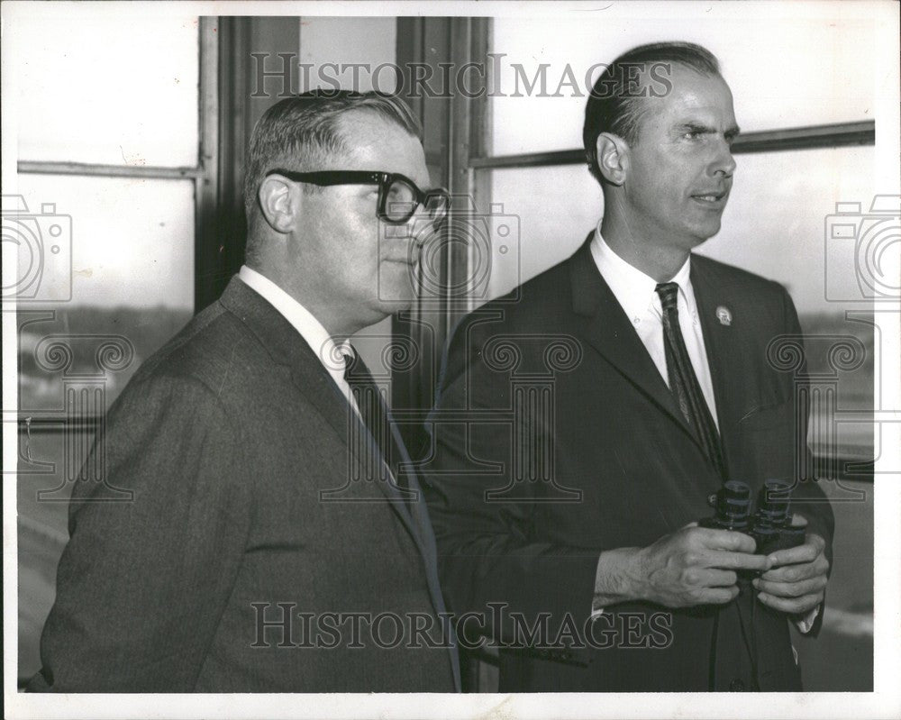 1961 Press Photo Dale Shaffer Robert Strub - Historic Images