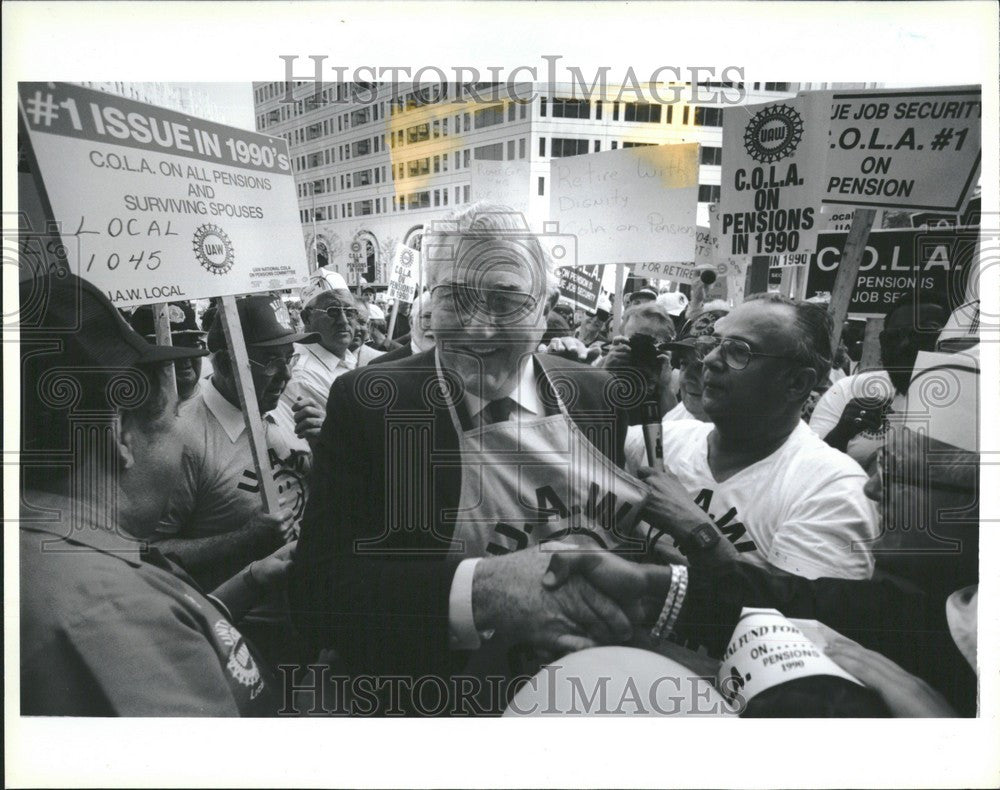 1990 Press Photo Owen Beiber GM bldg grand Blvd - Historic Images