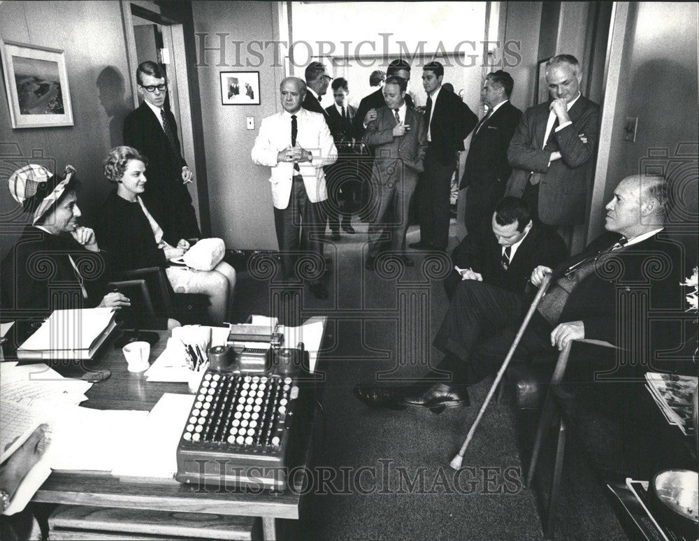 1968 Press Photo Fensinger office people waiting - Historic Images