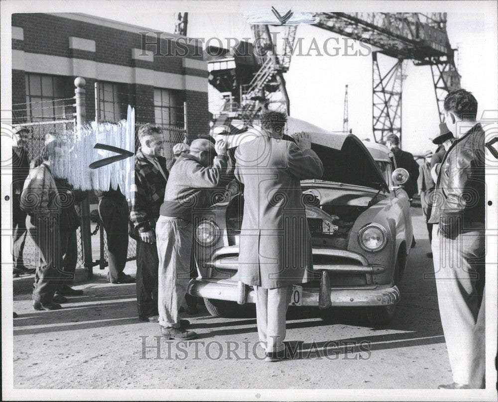 1951 Press Photo Windsor Ford search worker car records - Historic Images