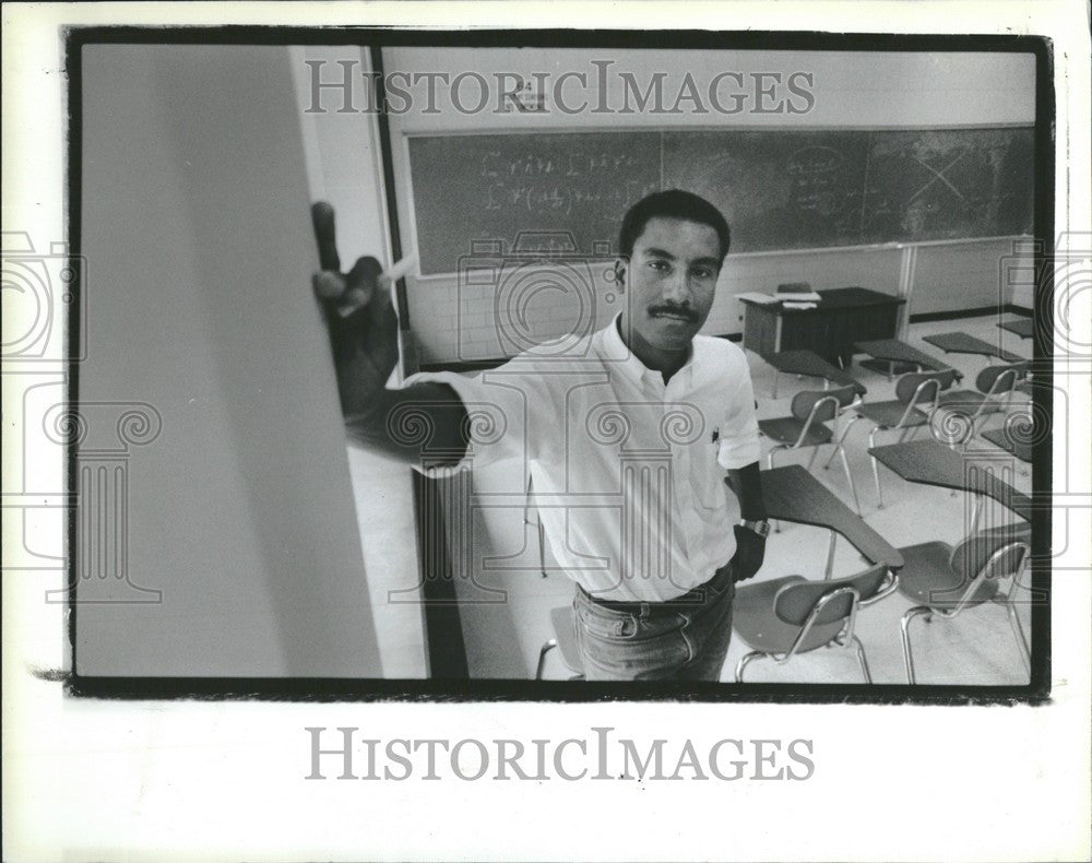 1990 Press Photo Joseph Francisco professor Wayne - Historic Images