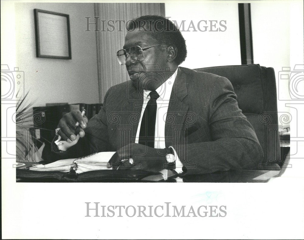 1990 Press Photo George Francis labor Administrator  BC - Historic Images