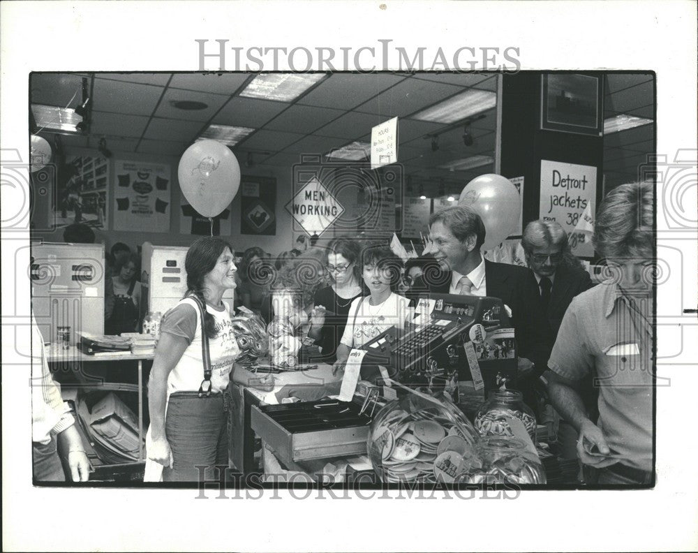 1981 Press Photo Emily Gail last day of business goodby - Historic Images