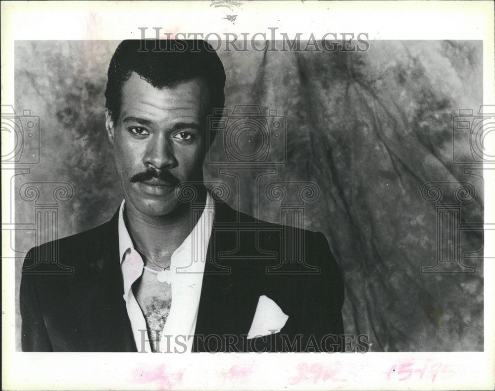 1985 Press Photo Curtis Gadson WDIV Echoes Motown Host - Historic Images