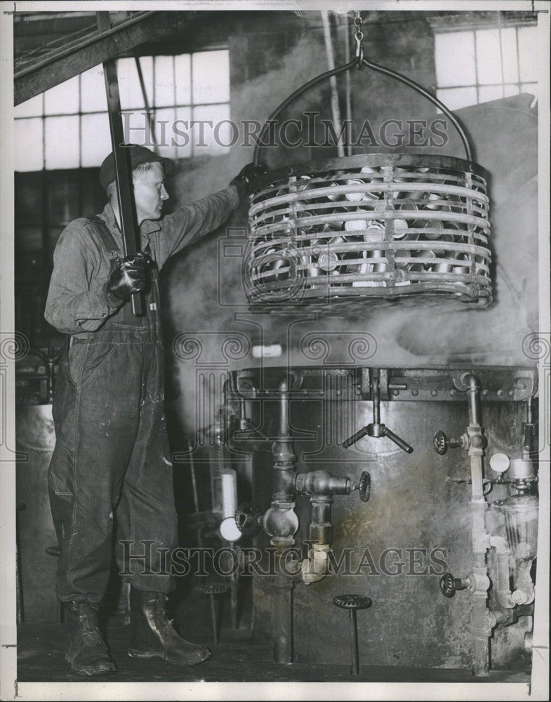 1945 Press Photo Giant pressure cooker - Historic Images