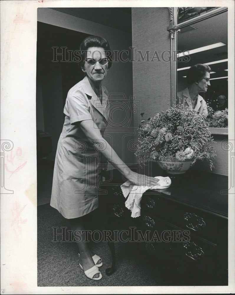 1974 Press Photo Helen Loch Detroit Building Penobscot - Historic Images