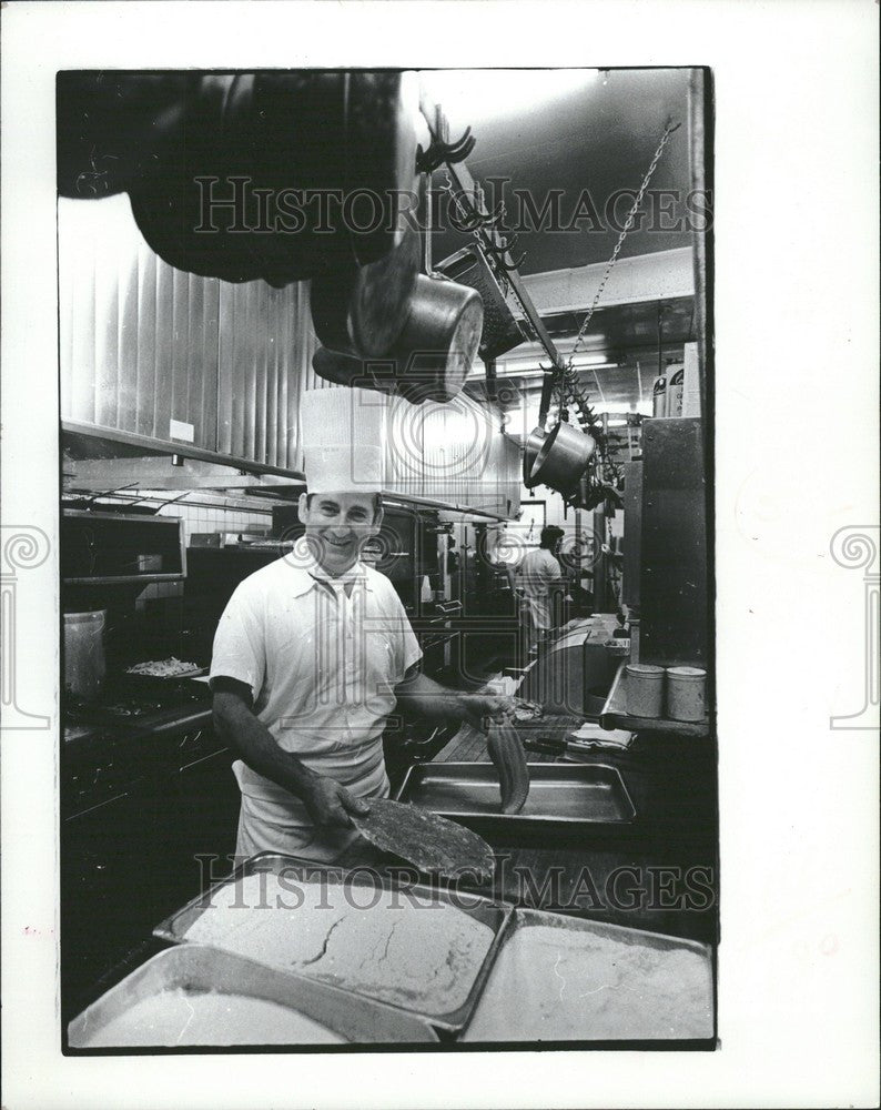 Press Photo Gene Ameriquian Restaurants Suburbs - Historic Images