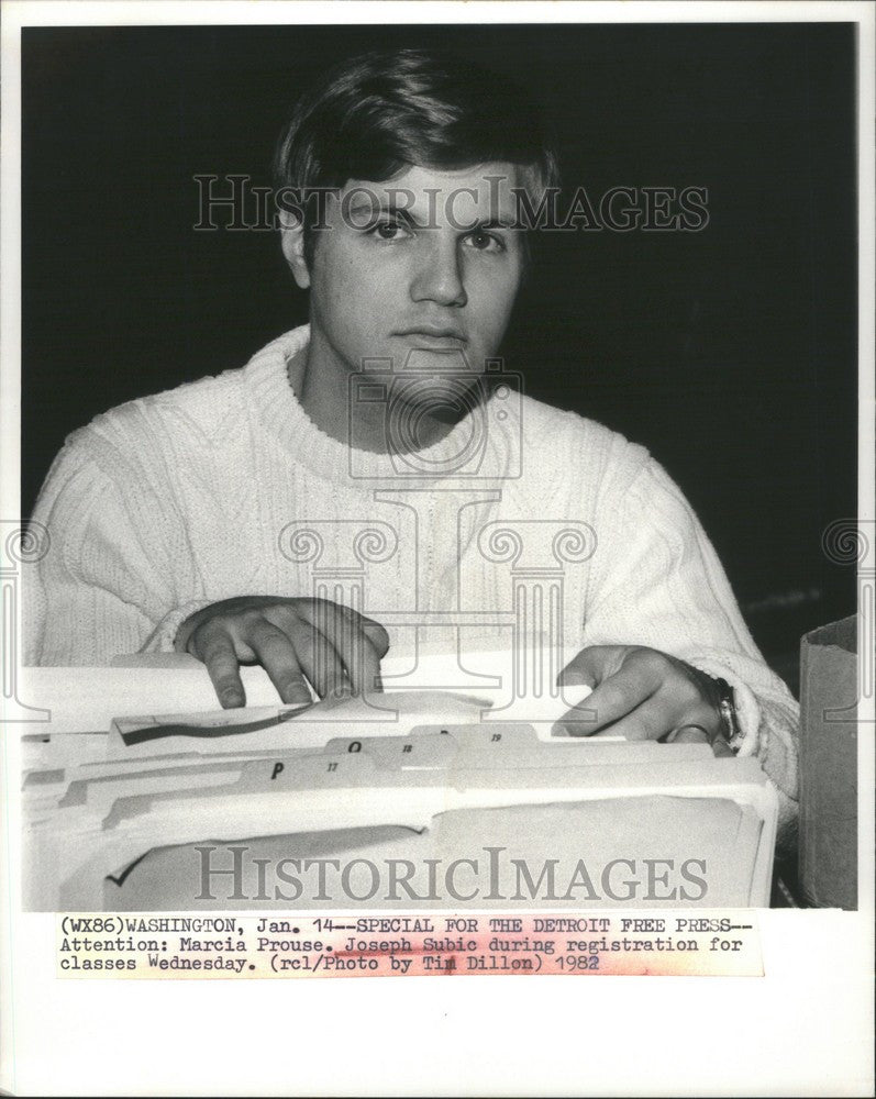 1982 Press Photo Joseph Subic registers class - Historic Images