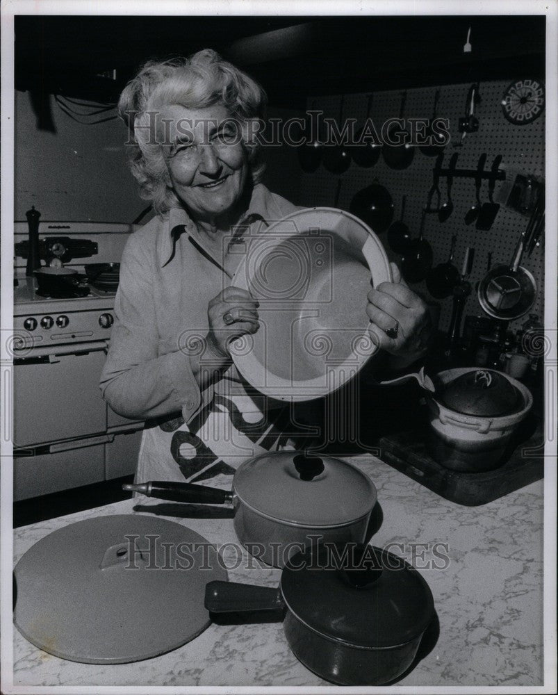 1978 Press Photo Charity Suczek Pots Kitchen - Historic Images