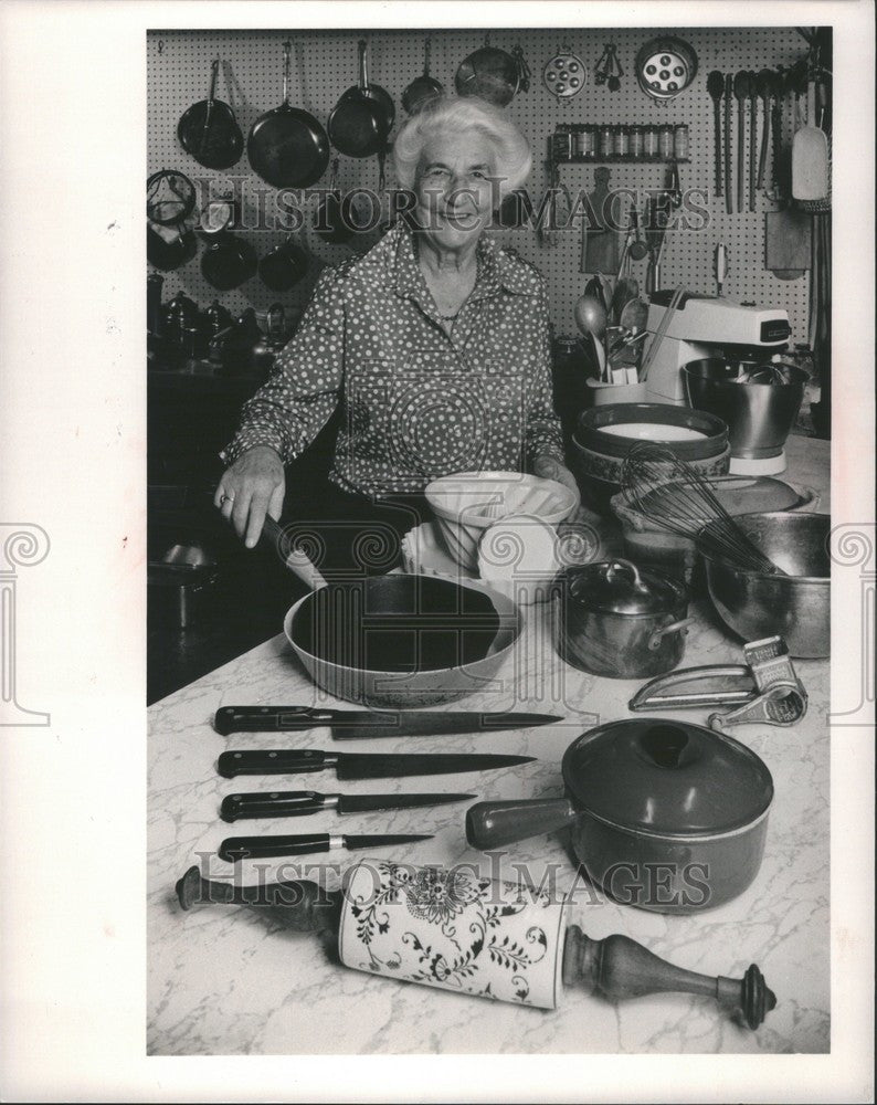 1983 Press Photo Charity Suczek Cooking Instructor Pots - Historic Images