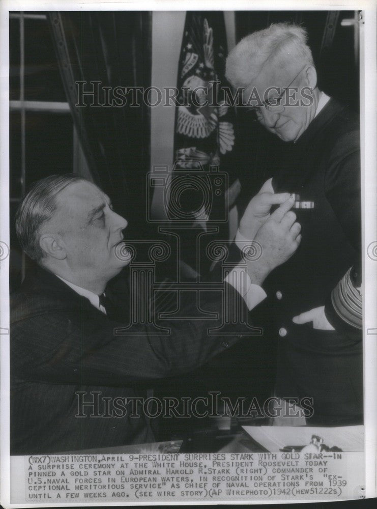 1942 Press Photo president roosevelt pinned gold star - Historic Images