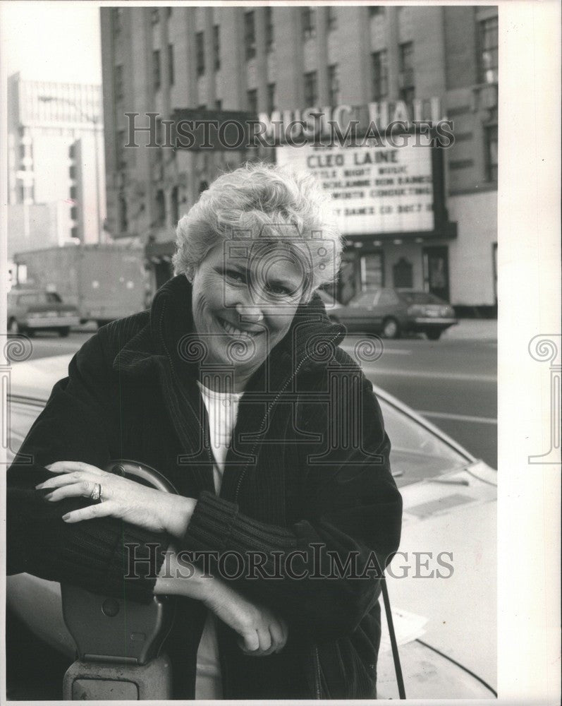 1983 Press Photo Roberta Starkweather volunteer with Mi - Historic Images