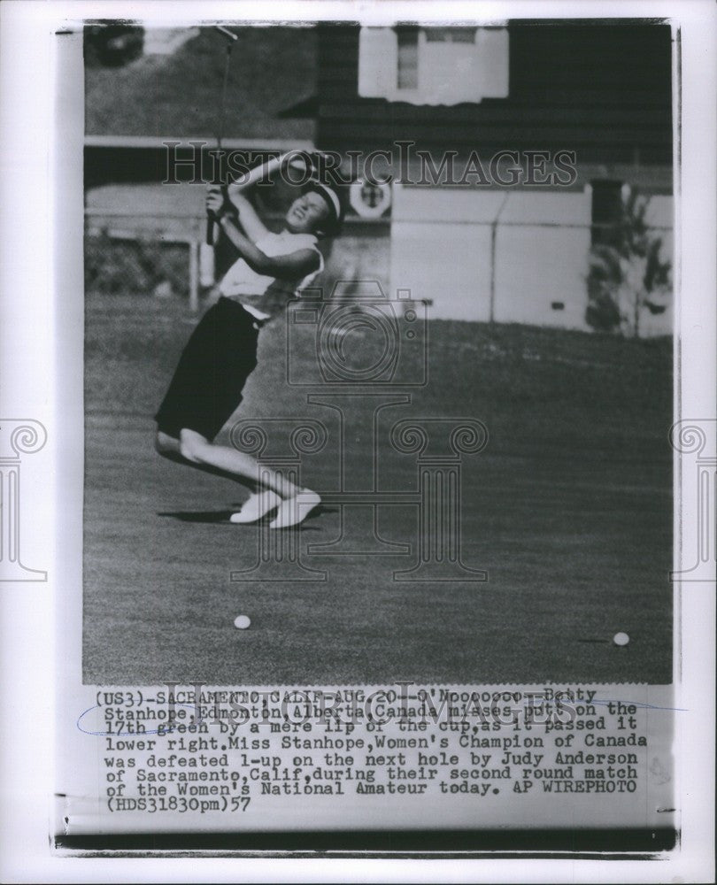 1957 Press Photo Betty Stanhope golf misses putt - Historic Images