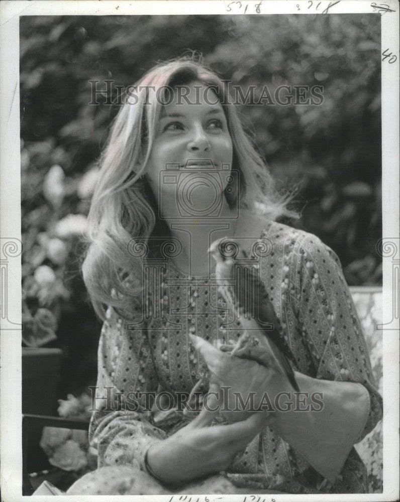 1972 Press Photo Joanne Woodward Eagle Hawk ABC TV Show - Historic Images