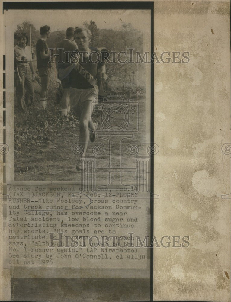 1976 Press Photo Mike Woolsey Runner Track - Historic Images