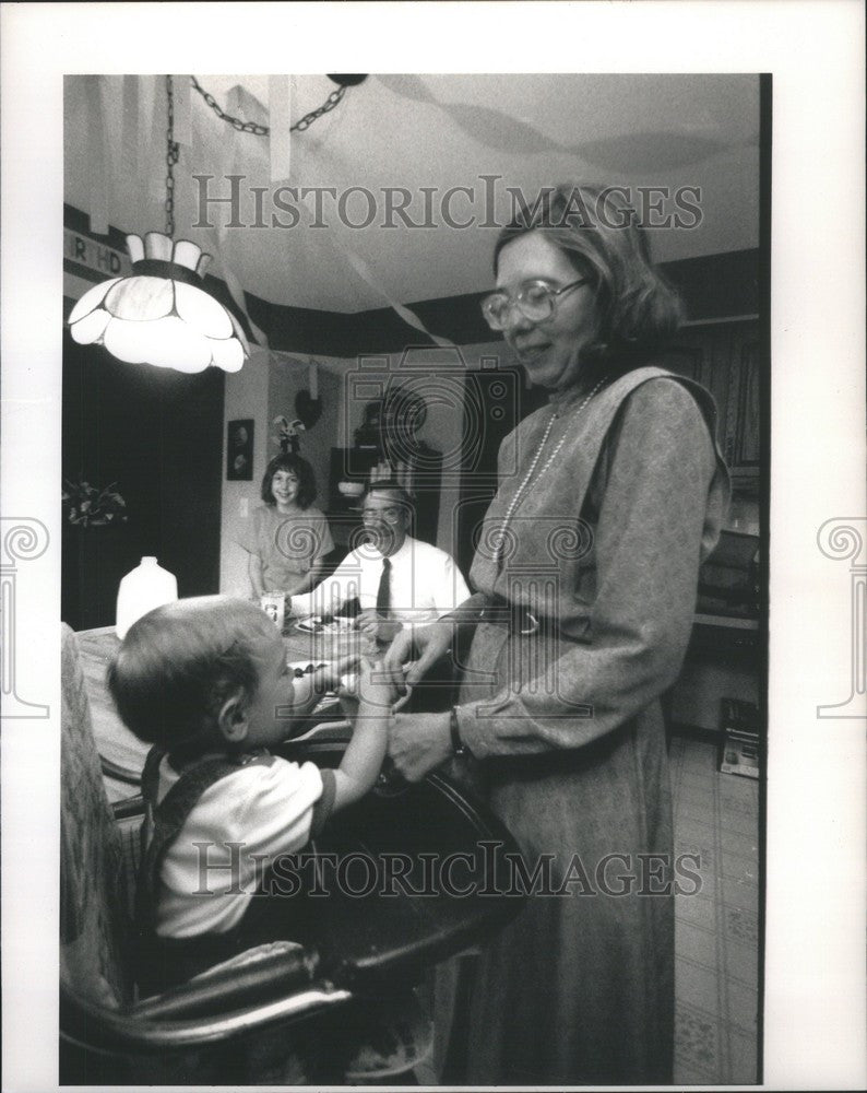 1989 Press Photo Sue Unger Tim Lisa Michael Chrysler - Historic Images