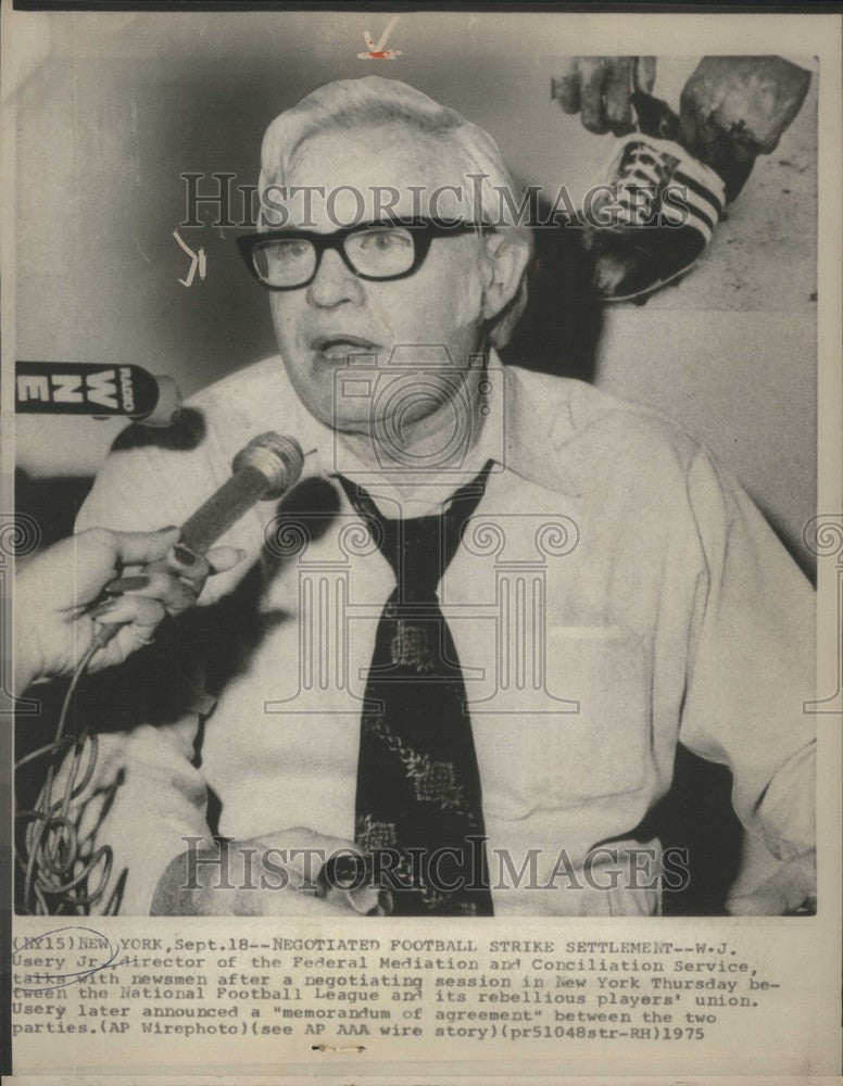 1975 Press Photo Willie Julian Usery Jr mediation NFL - Historic Images