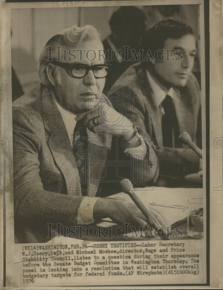 1976 Press Photo WJ Usery Michael Moskow budget hearing - Historic Images