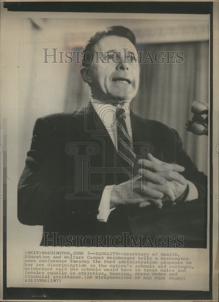 1975 Press Photo Caspar Willard American Politician - Historic Images