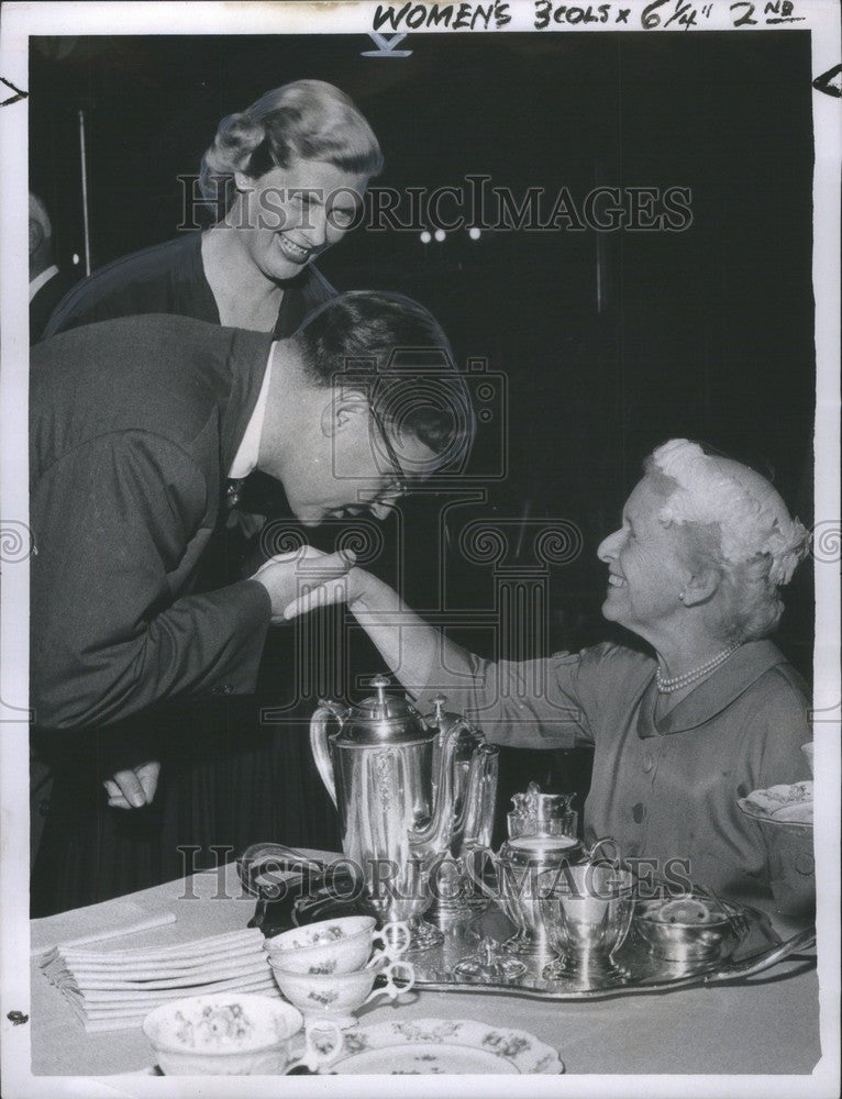 1957 Press Photo RH Weber consul Fredinand Friedensburg - Historic Images