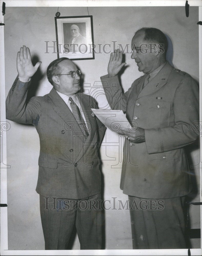 1942 Press Photo Oscar Webber General Campbell Detroit - Historic Images