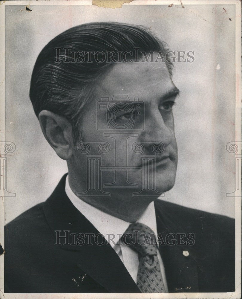 1971 Press Photo John Riccardo Chrysler President pin - Historic Images