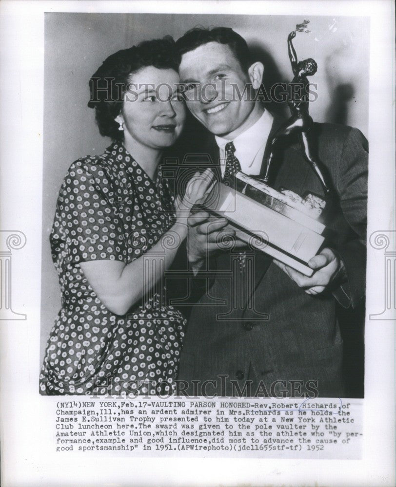 1952 Press Photo Rev. Robert Richards Sullivan trophy - Historic Images