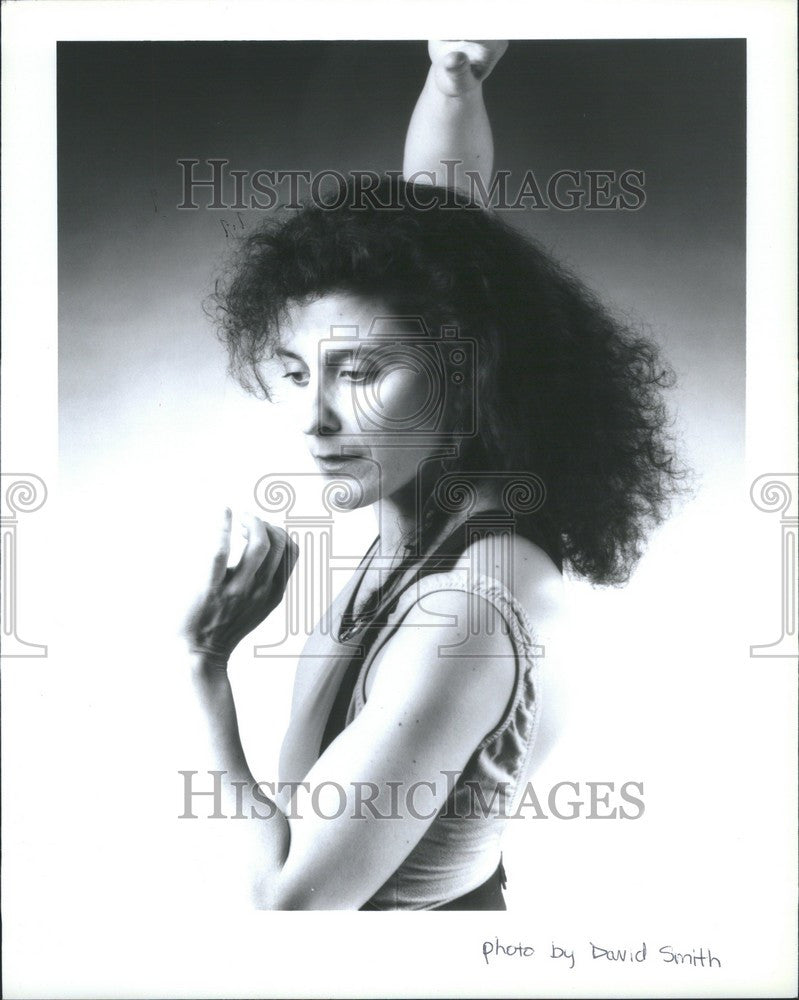 1994 Press Photo Lady in dancing stance - Historic Images