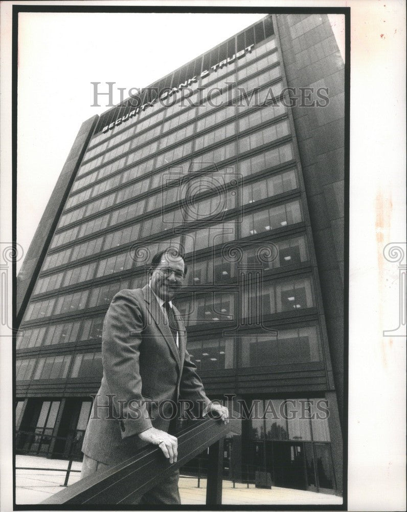 1988 Press Photo Lowell Peacock Vice Chairman - Historic Images