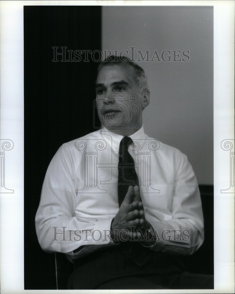 1993 Press Photo Harry Pearce General Motors press room - Historic Images