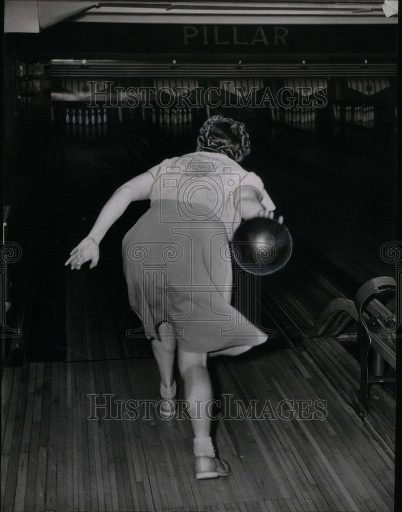 1946 Press Photo Connie Powers Bowler Back Swing - Historic Images