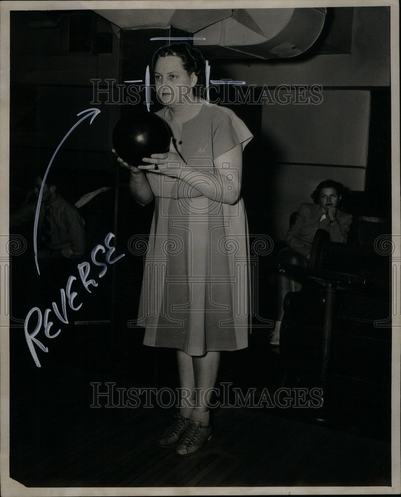 1946 Press Photo bowling women Connie Powers 1940s - Historic Images